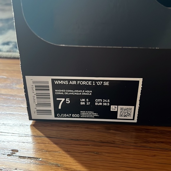 Very different Womens Nike Air Force 1 ‘07 SE - Picture 3 of 13